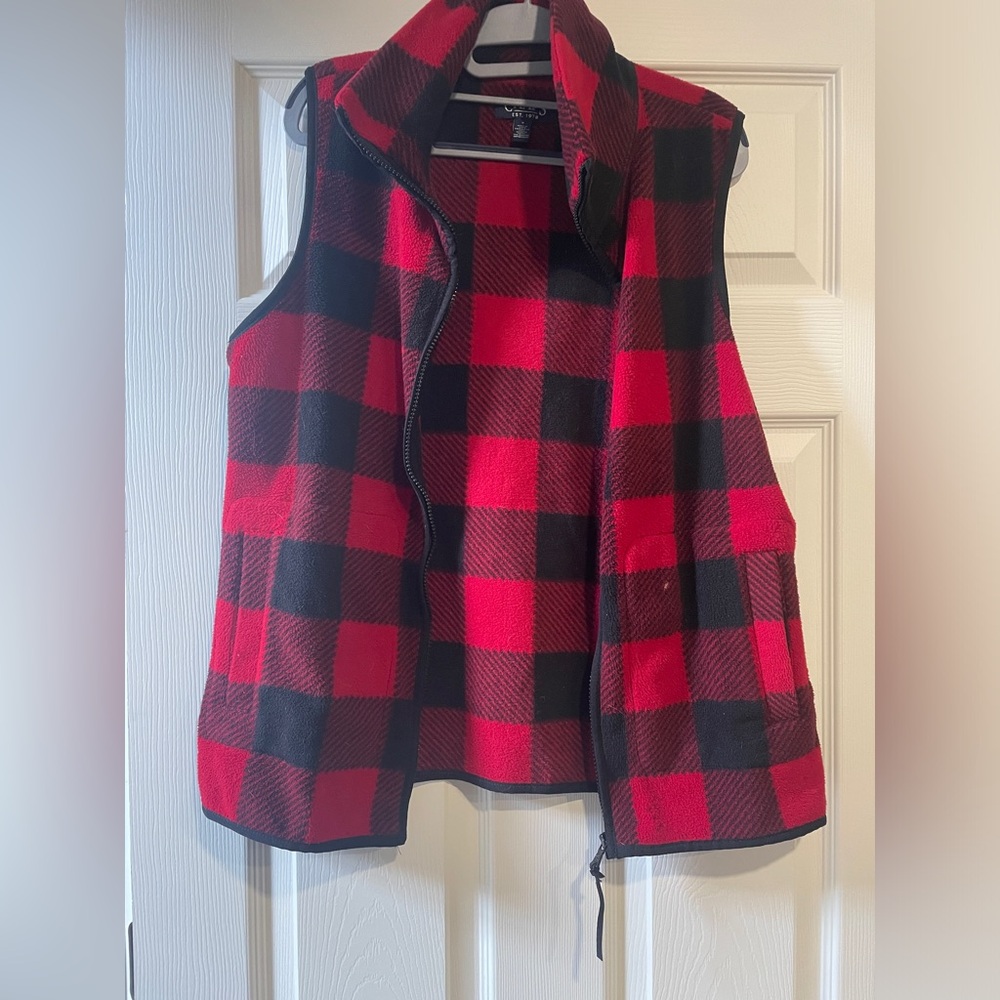 Women’s chaps red buffalo plaid fleece vest. Size M.